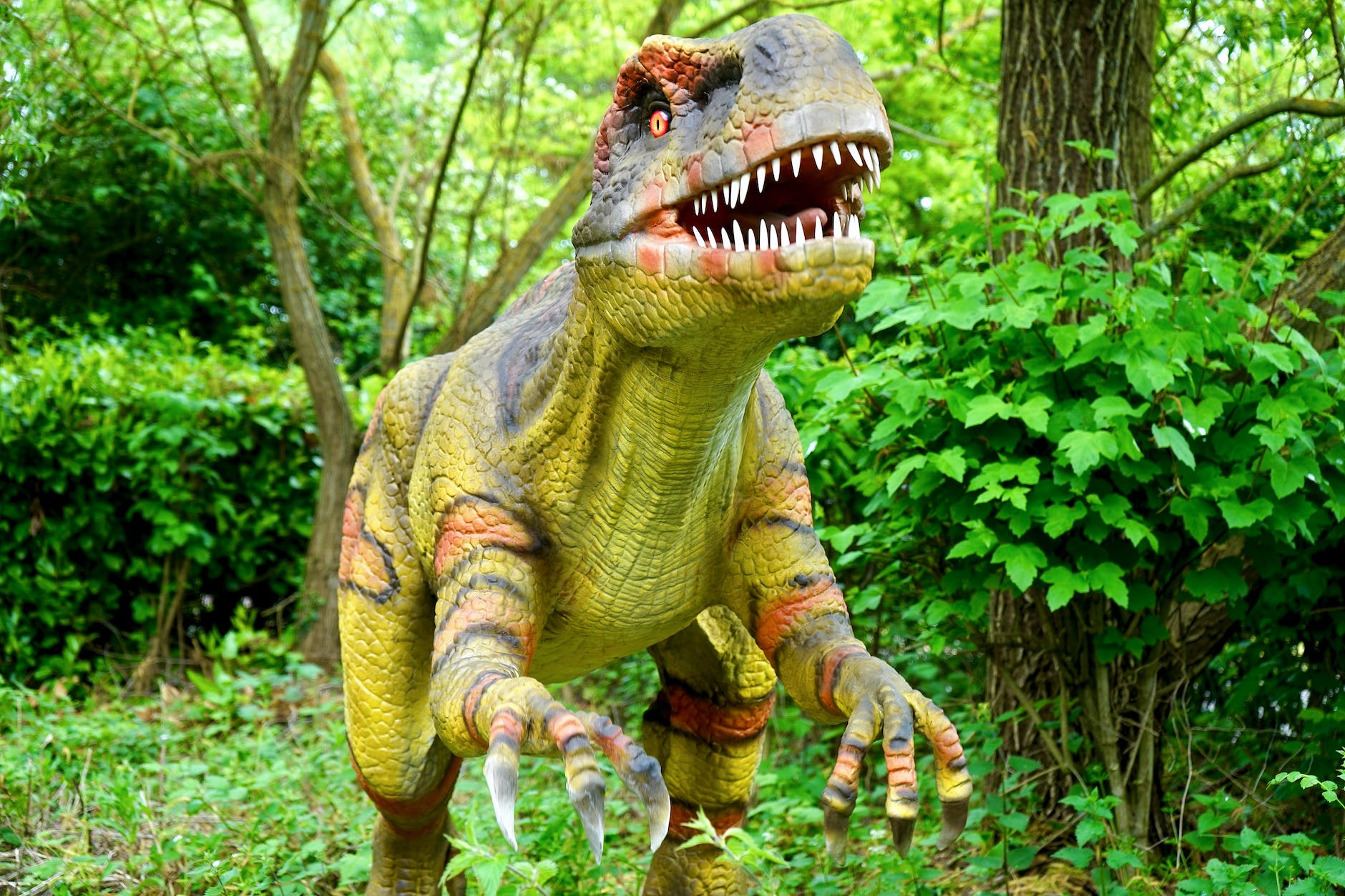 t rex dinosaur statue